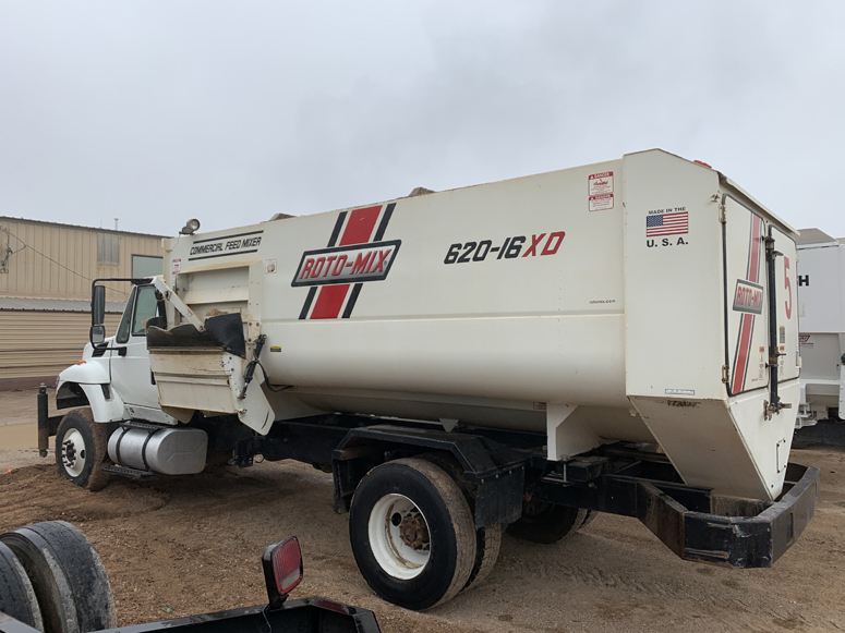 26 2015 INTERNATIONAL 7400 W/ ROTO MIX 62016XD MIXER BOX