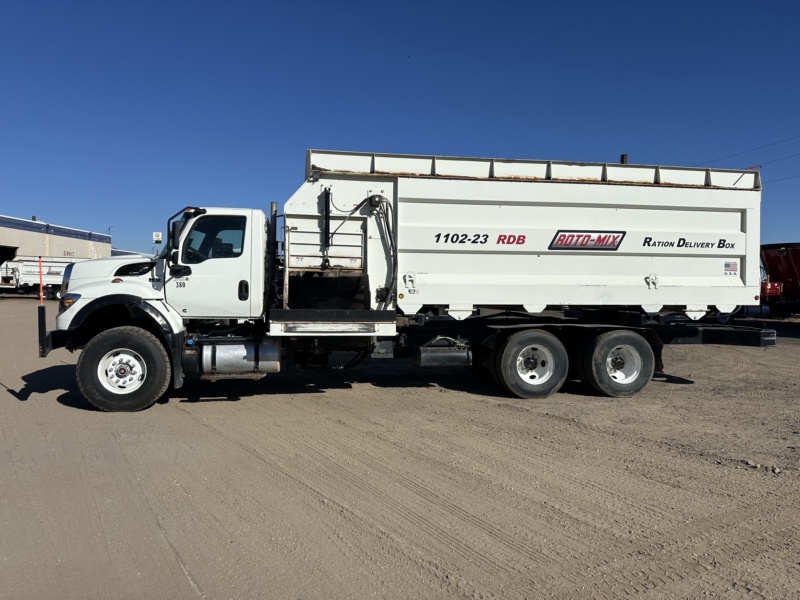 2020 INTL W/ 1102 ROTO-MIX RDB
