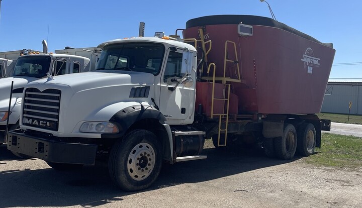 2009 MACK W/ CB2204 ARTEX SILAGE BOX