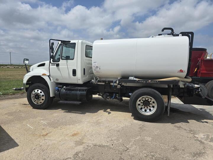 2017 IHC 4300 w/ New Curry Supply 2000 gallon water tank