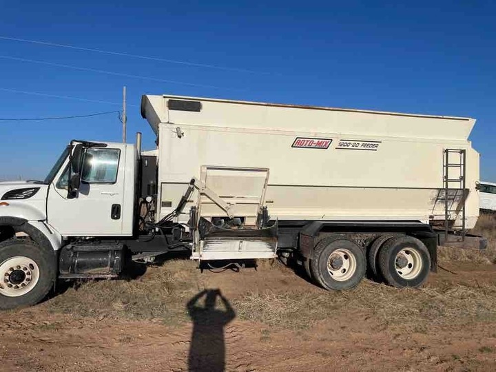 2010 INTERNATIONAL W/ 1200 ROTO-MIX